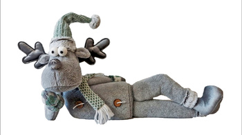 Leżący Renifer w zimowym ubranku