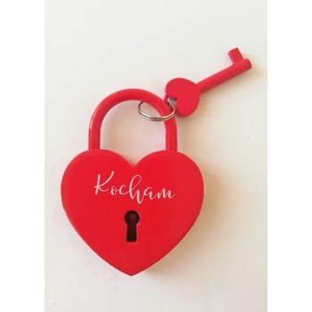 Czerwona kłódka miłości. Kocham