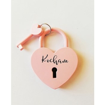 Różowa kłódka miłości. Kocham