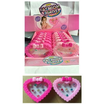 Pierścionki w plastikowej kasetce