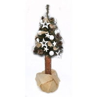 Choinka zdobiona na pniu w worku jutowym