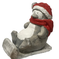 Gipsowy pingwin z saniami