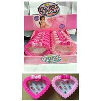 Pierścionki w plastikowej kasetce